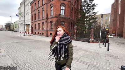 عامه پورته کول: ښکلې نجلۍ د آی فون لپاره fucked او د هغې په بلی کې کمیږي. کلیو موډل